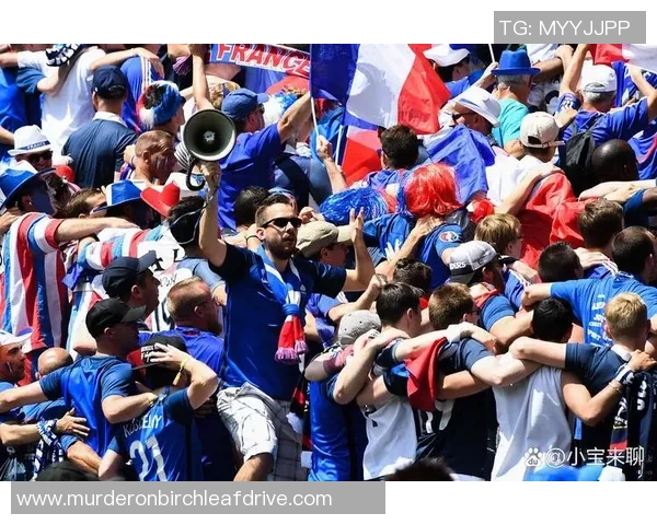 足球明星激情瞬间展现球衣风采引发球迷热烈追捧与期待